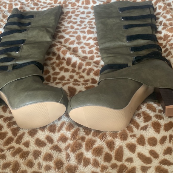 Size 7.5-8. new and never worn. Olive green with black accents. Round toe - Picture 5 of 6
